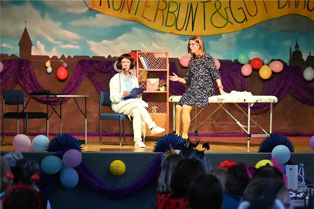 Die Ladykracher der kfd Lembeck hatten wieder ein buntes Programm zusammengestellt. Ebenso war ein DJ dabei, der zwischendurch, aber vor allem nach dem offiziellen Teil für Stimmung sorgte.
