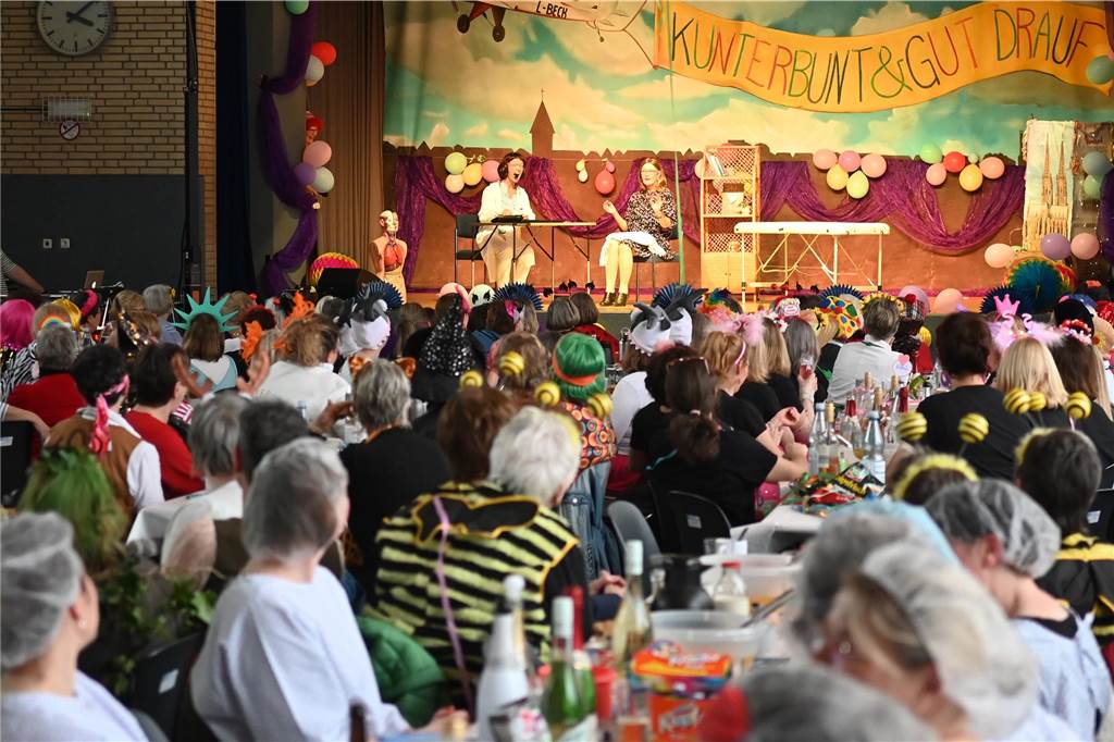 Die Ladykracher der kfd Lembeck hatten wieder ein buntes Programm zusammengestellt. Ebenso war ein DJ dabei, der zwischendurch, aber vor allem nach dem offiziellen Teil für Stimmung sorgte.