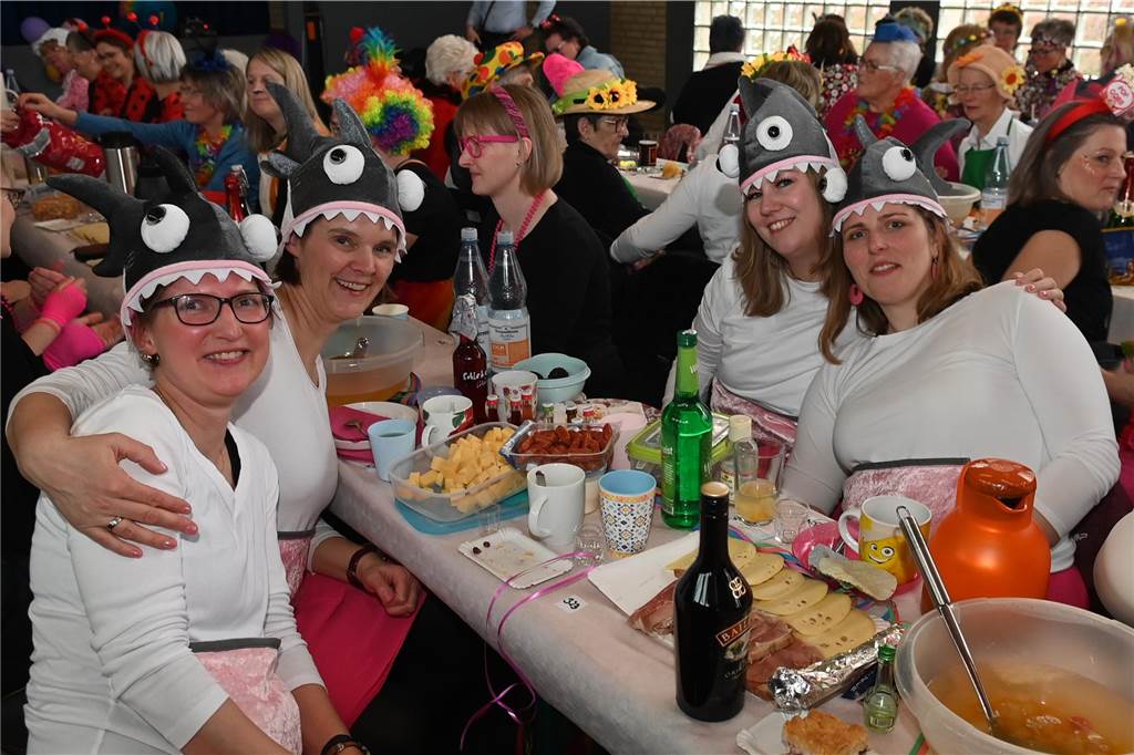 Die Ladykracher der kfd Lembeck hatten wieder ein buntes Programm zusammengestellt. Ebenso war ein DJ dabei, der zwischendurch, aber vor allem nach dem offiziellen Teil für Stimmung sorgte.