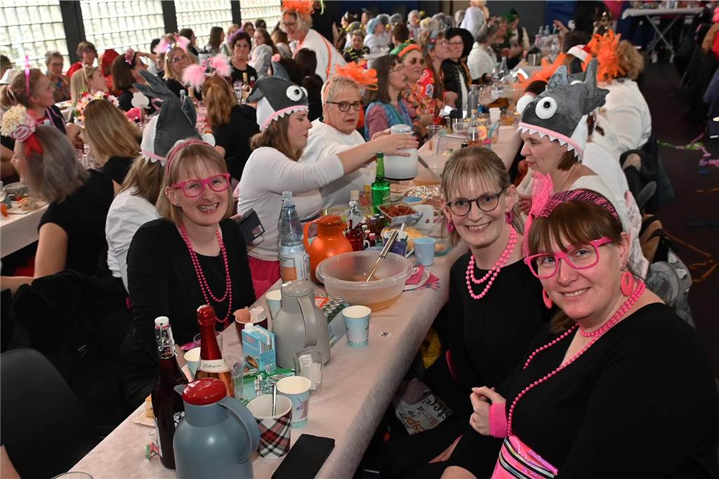 Die Ladykracher der kfd Lembeck hatten wieder ein buntes Programm zusammengestellt. Ebenso war ein DJ dabei, der zwischendurch, aber vor allem nach dem offiziellen Teil für Stimmung sorgte.