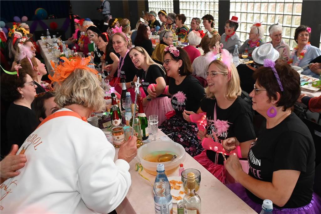 Die Ladykracher der kfd Lembeck hatten wieder ein buntes Programm zusammengestellt. Ebenso war ein DJ dabei, der zwischendurch, aber vor allem nach dem offiziellen Teil für Stimmung sorgte.