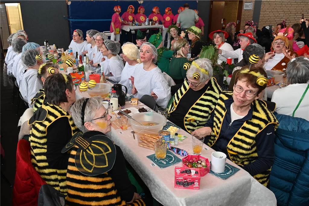 Die Ladykracher der kfd Lembeck hatten wieder ein buntes Programm zusammengestellt. Ebenso war ein DJ dabei, der zwischendurch, aber vor allem nach dem offiziellen Teil für Stimmung sorgte.