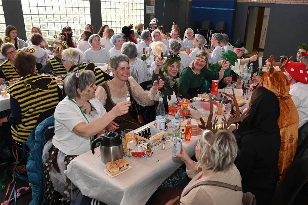 Die Ladykracher der kfd Lembeck hatten wieder ein buntes Programm zusammengestellt. Ebenso war ein DJ dabei, der zwischendurch, aber vor allem nach dem offiziellen Teil für Stimmung sorgte.
