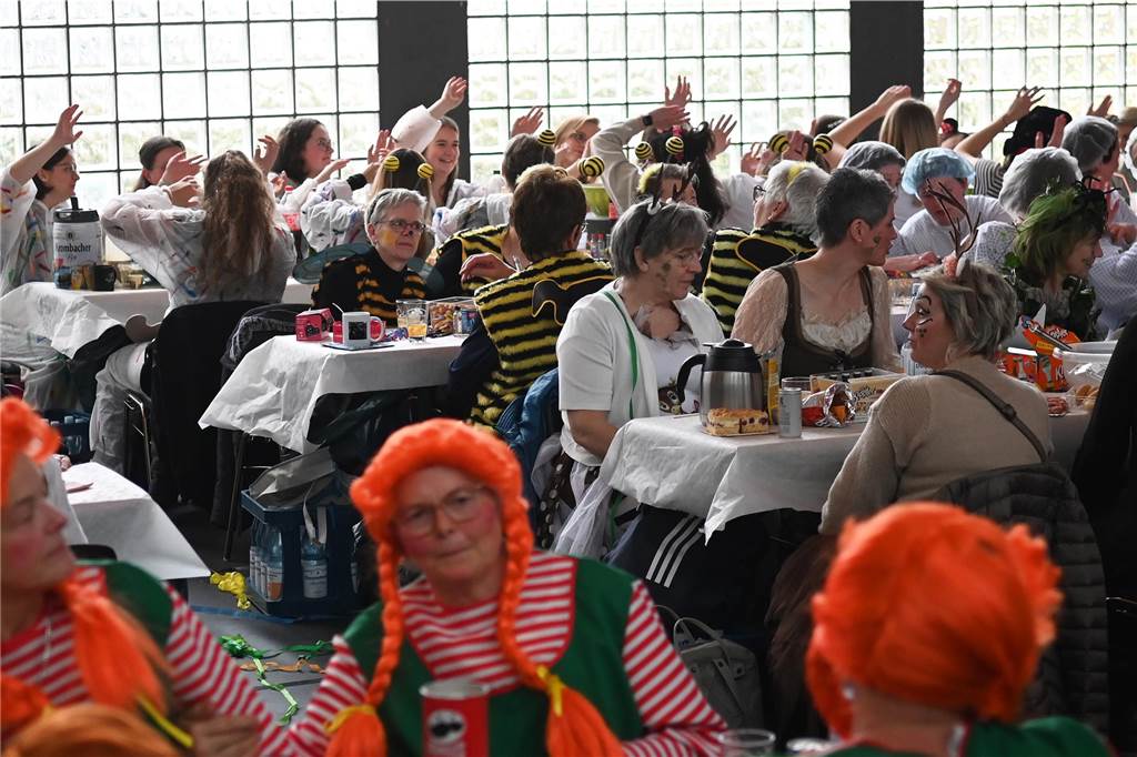 Die Ladykracher der kfd Lembeck hatten wieder ein buntes Programm zusammengestellt. Ebenso war ein DJ dabei, der zwischendurch, aber vor allem nach dem offiziellen Teil für Stimmung sorgte.