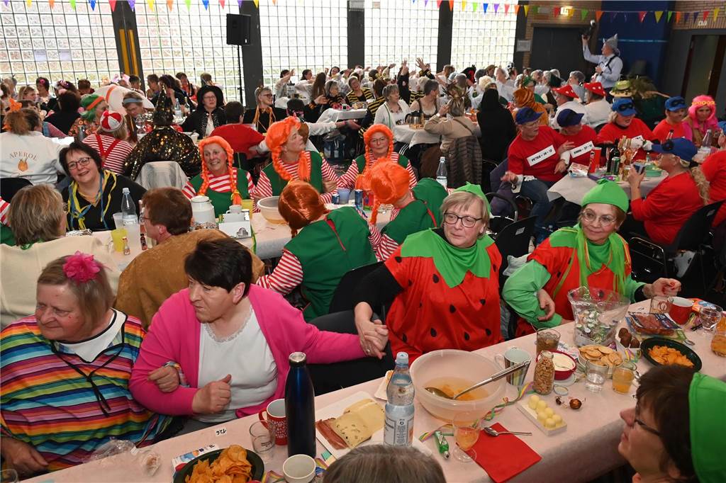Die Ladykracher der kfd Lembeck hatten wieder ein buntes Programm zusammengestellt. Ebenso war ein DJ dabei, der zwischendurch, aber vor allem nach dem offiziellen Teil für Stimmung sorgte.