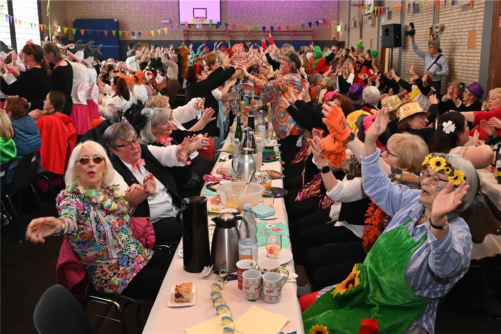 Die Ladykracher der kfd Lembeck hatten wieder ein buntes Programm zusammengestellt. Ebenso war ein DJ dabei, der zwischendurch, aber vor allem nach dem offiziellen Teil für Stimmung sorgte.
