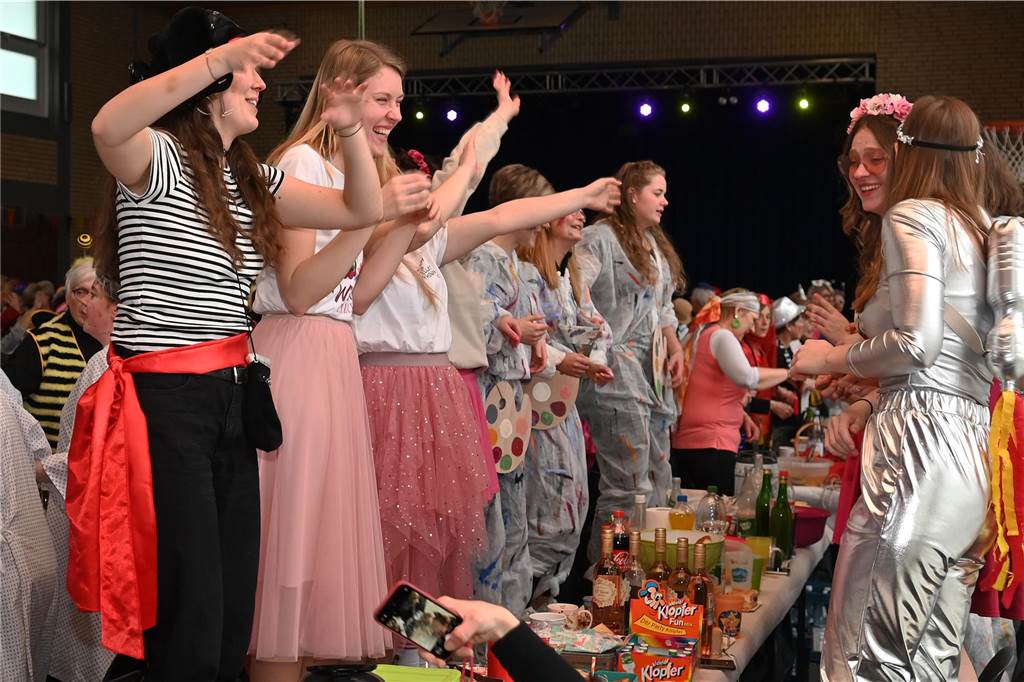 Die Ladykracher der kfd Lembeck hatten wieder ein buntes Programm zusammengestellt. Ebenso war ein DJ dabei, der zwischendurch, aber vor allem nach dem offiziellen Teil für Stimmung sorgte.