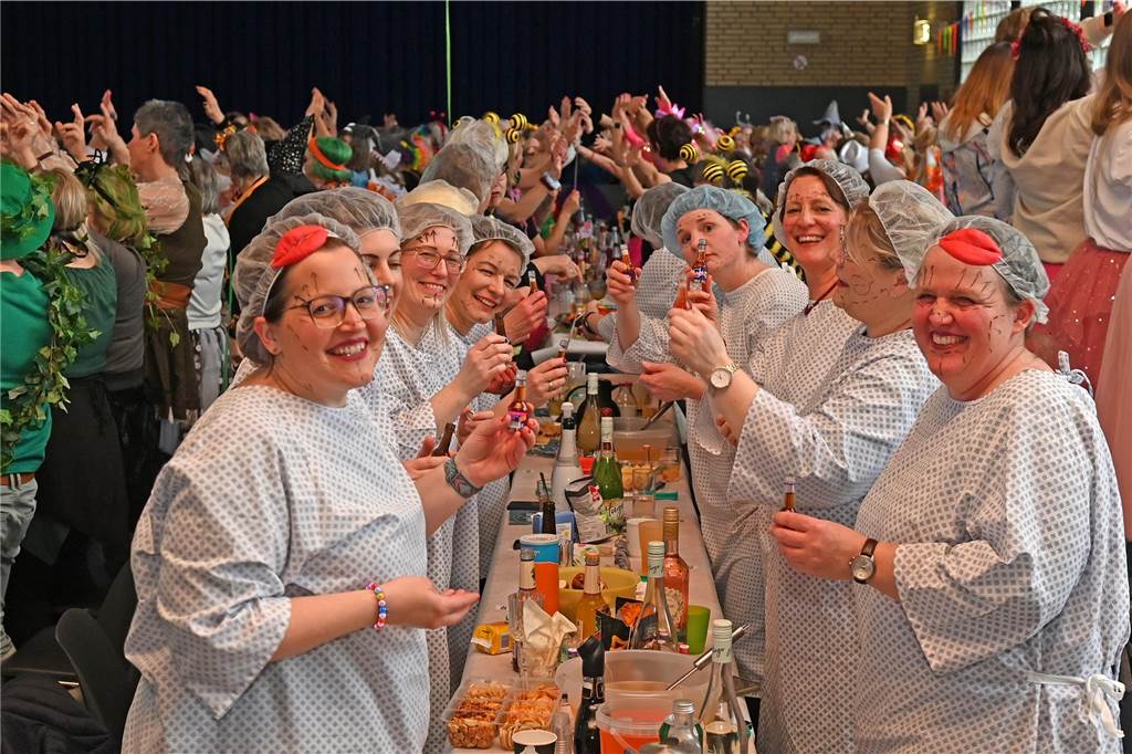 Die Ladykracher der kfd Lembeck hatten wieder ein buntes Programm zusammengestellt. Ebenso war ein DJ dabei, der zwischendurch, aber vor allem nach dem offiziellen Teil für Stimmung sorgte.