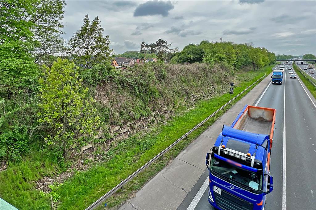 Ausbau der A1: Alle Brücken über die Autobahn müssen neu gebaut werden Lärmschutzwand an der A1 in Höhe Sandbochumer Weg.