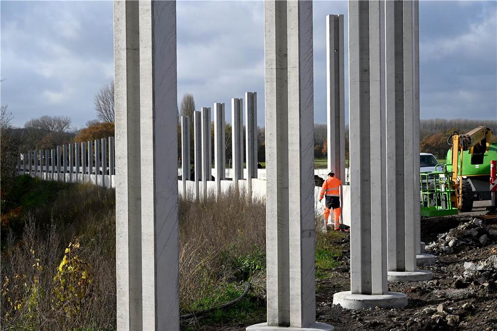 Bauarbeiten an der B54: Nächster Baufortschritt und erneute Einschränkungen Die Lärmschutzwand steht auf 52 Bohrpfählen.