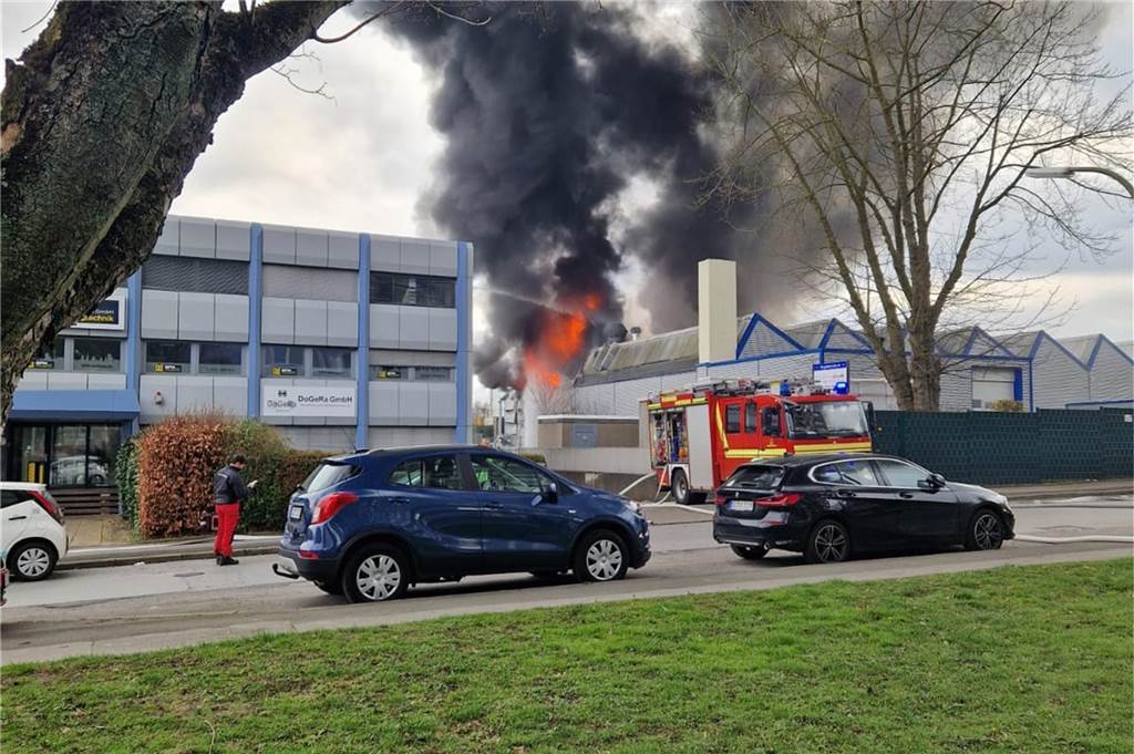 Lagerhalle in Dortmund stürzt bei Großbrand ein Die Lagerhalle einer Kunststofffirma stand am Sonntagmorgen in Vollbrand.