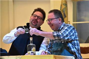 Die Laienspielgruppe Niederaden feierte im Gemeindehaus in Horstmar Premiere ihres Stücks "Der Schützenkönig".