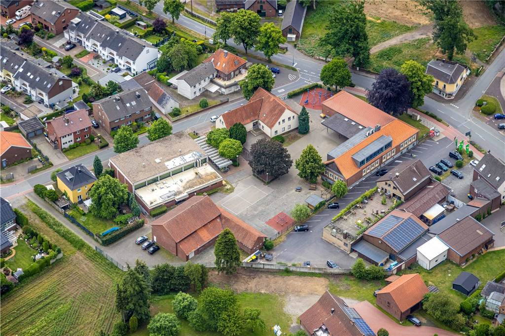 Anja Baumschäfer ist neue Sprecherin der Halterner Grundschulen Die Lambertusschule aus der Luft fotografiert.