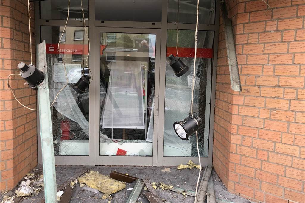 Geldautomat in Rünthe gesprengt – keine Beute, aber riesiger Schaden Die Lampen der Fassadenbeleuchtung sin herausgerissen und hängen nur noch an den Kabeln.