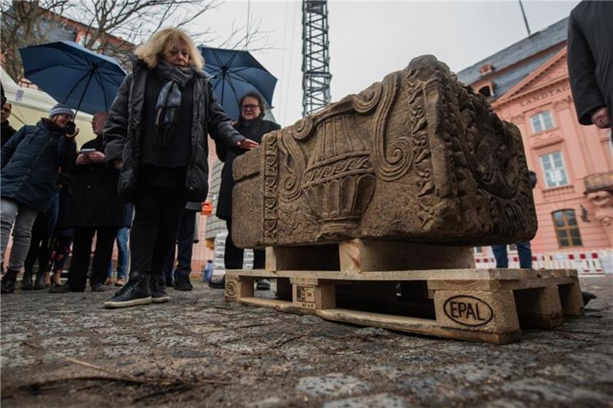 Die Landesarchäologin Marion Witteyer neben dem römischen Steinquader. Foto: Andreas Arnold