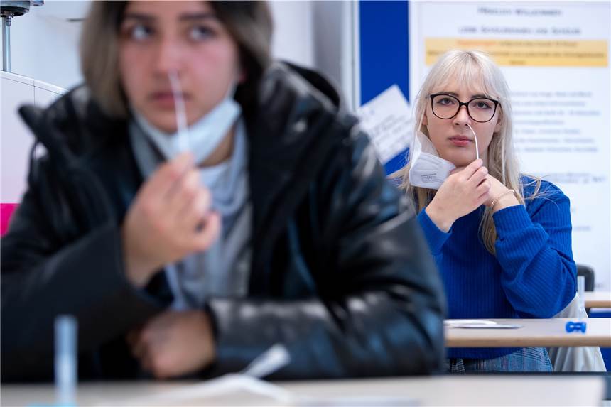 Ohne Ausnahme: NRW-Landesregierung weitet Testpflicht an Schulen aus Die Landesregierung weitet die Testpflicht an den Schulen angesichts der sich ausbreitenden Omikron-Variante des Coronavirus aus. (Symbolbild)
