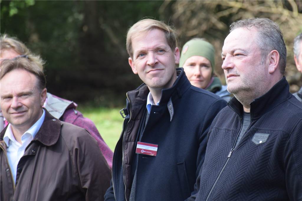 Afrikanische Schweinepest: Es wird ein Wettlauf gegen die Zeit Die Landräte (v.r.) Bodo Klimpel (RE), Christian Schulze Pellengahr (Coesfeld) und Dr. Kai Zwicker (Borken) verfolgen das Geschehen in Haltern-Lavesum.