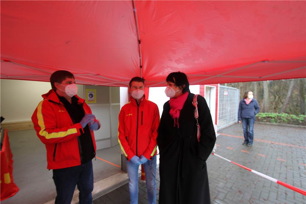 Zum Corona-Schnelltest ins Elsebad: So lief die Teststation der DLRG an Die Landtagsabgeordnete Susanne Schneider kam zur Eröffnung, um den Ehrenamtlichen Lob für ihr Engagement zu zollen. (v.l.) DLRG-Vorsitzender Jochen Schumacher, Geschäftsführer Marcel Mitze und Susanne Schneider.