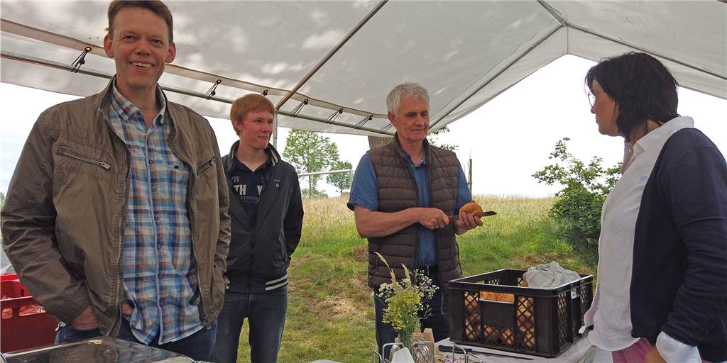 Naturtour in Vreden lockt Radfahrer aus der ganzen Region an Die Landwirte aus Wennewick hatten nicht nur Grillwürste für die Besucher, sondern auch Informationen zum Naturschutz, zum Beispiel den Blühwiese-Projekten.