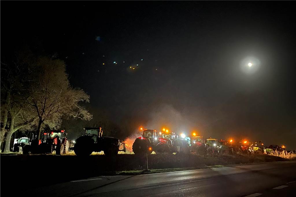 Die Landwirte platzierten ihre ca. 25 Traktoren entlang der Dorstener Straße, um das Feuer der Mahnwache durch die Scheinwerfer der Geräte zu unterstreichen.