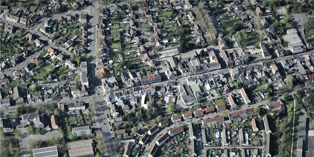 Lange Straße: Autofahrer überfährt Castrop-Rauxeler (78) beim Einparken Die Lange Straße in Castrop-Rauxel: Hier kam es zu einem Unfall beim Einparken. Ein Autofahrer übersah einen Fußgänger. Geklärt wurde das nun vor Gericht.