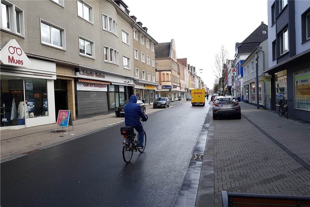 Fahrradboxen und Piktogrammketten sollen Radverkehr attraktiver machen Die Lange Straße in Habinghorst soll Fahrradstraße werden.