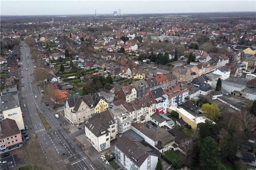 Die Lange Straße (vorn von links nach rechts in der Häuserschlucht) hat in den vergangenen Jahrzehnten an Charme verloren.