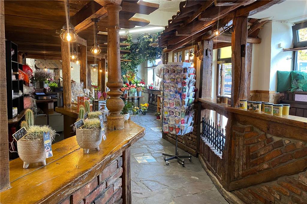 Die lange Theke im "Blumen Café" erinnert noch an alte Kneipen-Zeiten.