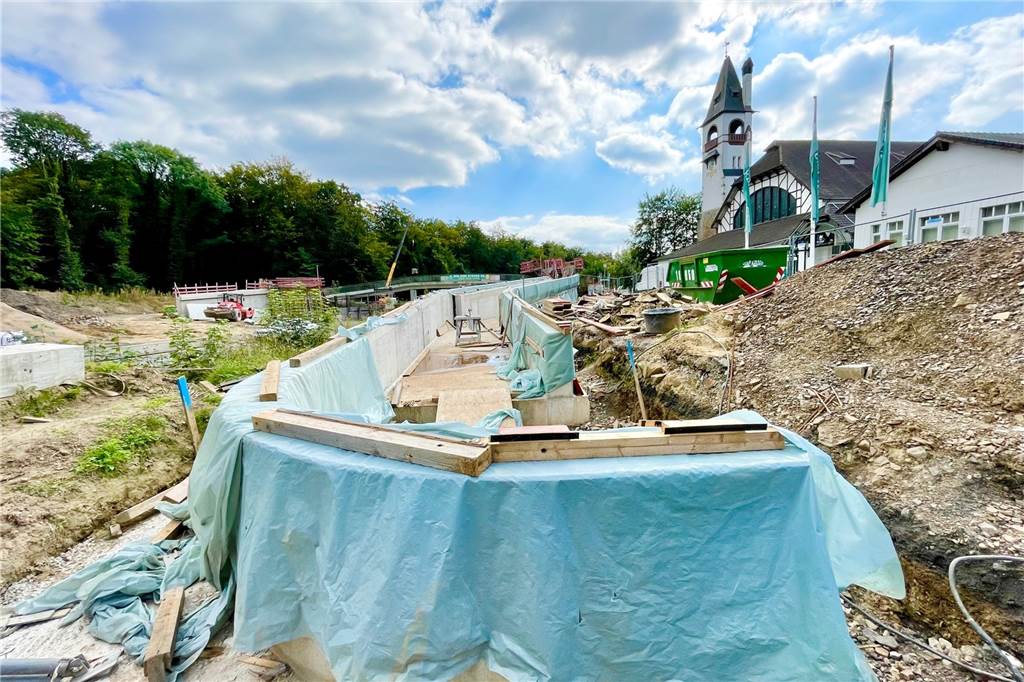 Großbaustelle B236: Termine für Fußgängerbrücke und Hausabriss stehen fest Die langen Rampen, die die neue Brückenkonstruktion barrierefrei machen.
