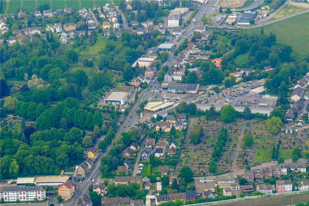 Polizei stellt „sehr viele Verstöße“ am Car-Freitag in Schwerte fest Luftbild der Hörder Straße in Schwerte.
