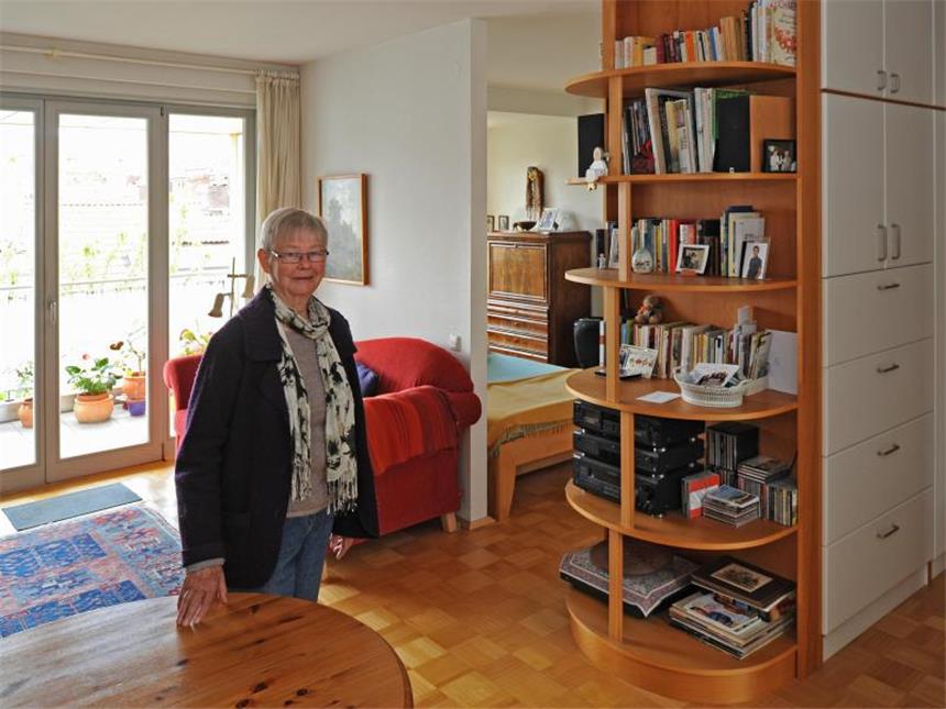 Die langjährige Bewohnerin des Beginenhof in Bremen, Irmtraut Suhr, steht in ihrer Wohnung in Bremen. Suhr lebt in einem generationsübergreifenden Wohnprojekt für Frauen. Foto: Ingo Wagner