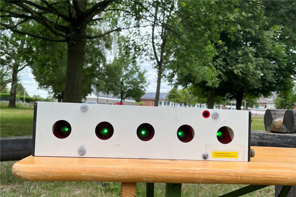 Sommerbiathlon mit Lasergewehren bei Sport im Park gestartet Die Laser-Schießanlage beim Sommerbiathlon in Capelle leichtet bei einem Treffer grün.