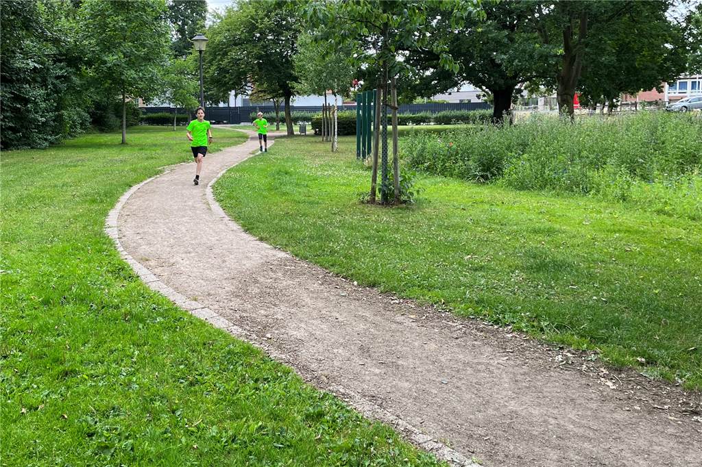 Sommerbiathlon mit Lasergewehren bei Sport im Park gestartet Die Laufstrecke rund um den Capeller Bach beträgt etwa 300 Meter, bevor es dann für die Athleten wieder an den Schießstand geht.