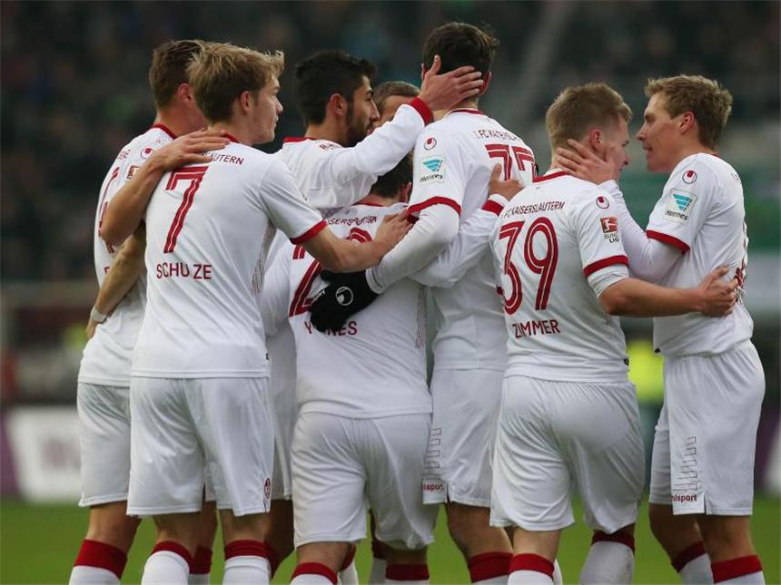 St. Pauli nach 1:3 gegen Kaiserslautern Letzter Die Lauterer gewannen am Millerntor gegen den FC St. Pauli mit 3:1. Foto: Malte Christians