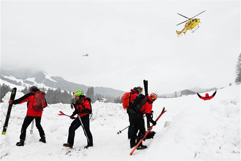 Alpen: Lawinen töten mehrere Wintersportler: Trotz Warnung die Pisten verlassen Bergretter im Schnee im Einsatz