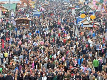Die Lebensgefährtin eines Hamburger Multimillionärs soll auf der letztjährigen Wiesn einen Mann lebensgefährlich verletzt haben. Foto: Peter Kneffel/Archiv
