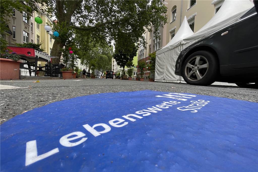 Alle Parkplätze weg? Radikalkur für Straße im Kreuzviertel sorgt für Aufregung Die "Lebenswerte Straße" scheint auf Plänen leicher umsetzbar als in der Realität.