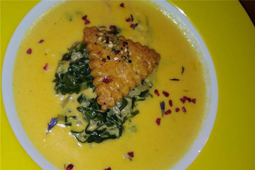 Mietkoch im Test: Gehobene Hausmannkost mit Entertainment-Faktor Die leckere Möhren-Ingwer-Orangen-Suppe wird mit einem Pecorino-Gebäck verziert.
