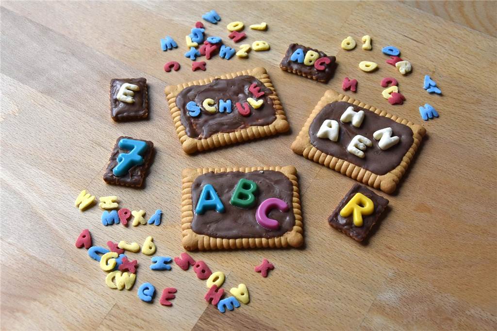 So wird die Kaffeetafel zur Einschulung ein Hingucker: Unkomplizierte Ideen Die leckeren Schokotafeln werden bestimmt nicht lange auf dem Tisch liegen.