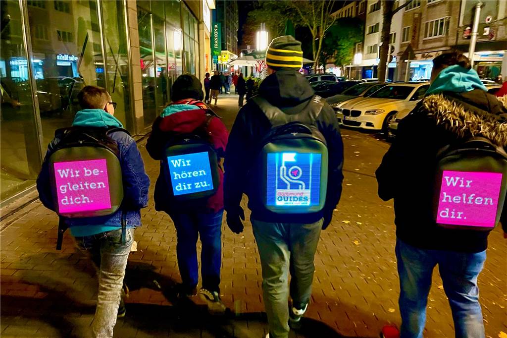 Die Idee der Dortmund Guides für das Nachtleben ist ein Exportschlager Vier Dortmund-Guides mit LED-Rucksäcken.