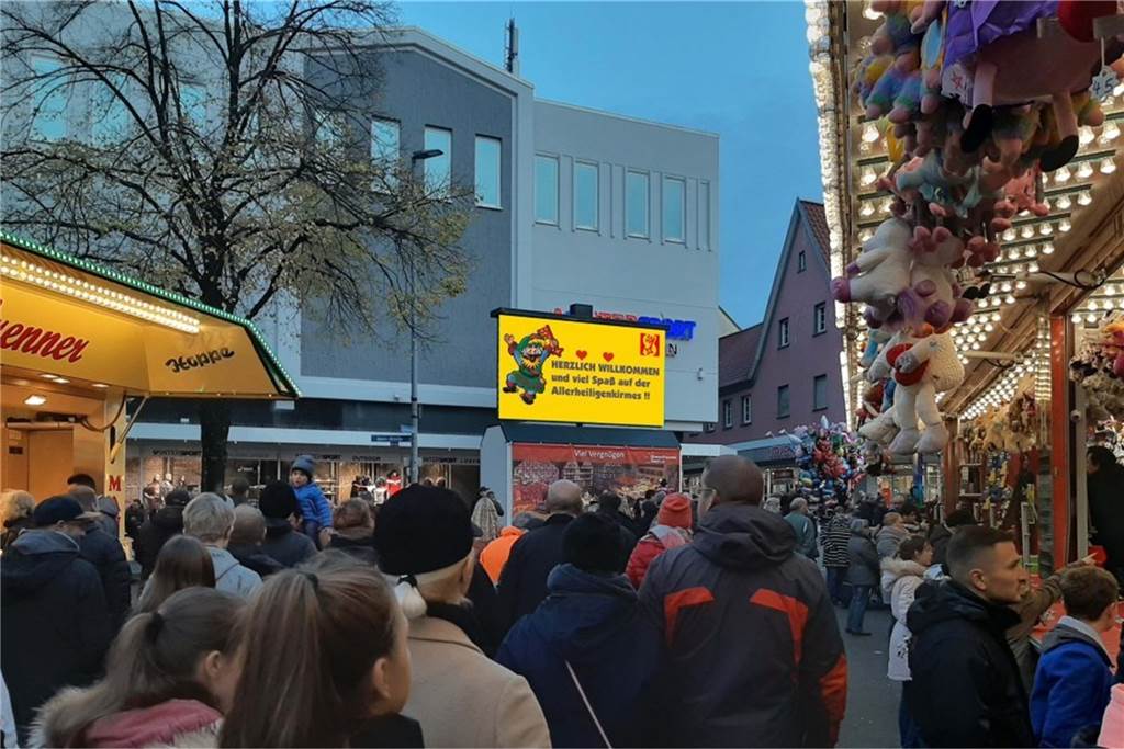 Neue Werbemöglichkeit für Werner Unternehmen bei Sim-Jü Die LED-Werbetafel auf der Soester Allerheiligenkirmes.