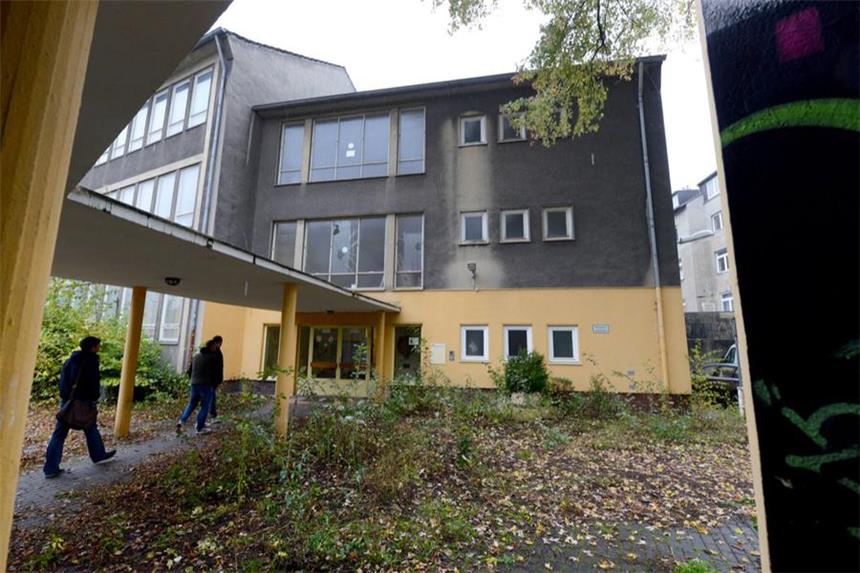 Flüchtlinge ziehen in alte Abendrealschule ein Die leerstehende Abendrealschule in der Adlerstraße wird zur Notunterkunft für Flüchtlinge.