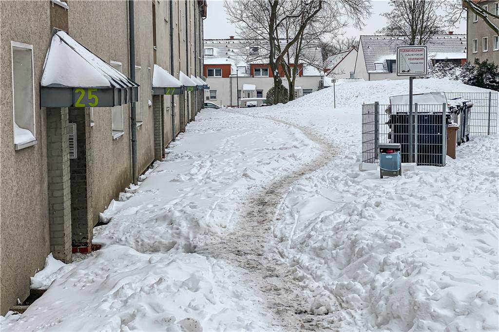 Beauftragte Firmen räumen Schnee nicht weg - Gefahr für Anwohner Die LEG hat einen Dienstleister beauftragt, die Wege zu den Häusern am Rübezahlweg zu räumen. Die kommen aber offenbar seit drei Tagen nicht hinterher.