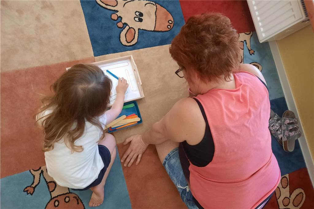 Kinderpflegerin Ines Steinert (44) ist nun qualifizierte Kita-Fachkraft Kita-Fachkraft Ines Steinert und Kita-Kind Thea testen gemeinsam ein Legetablett aus.