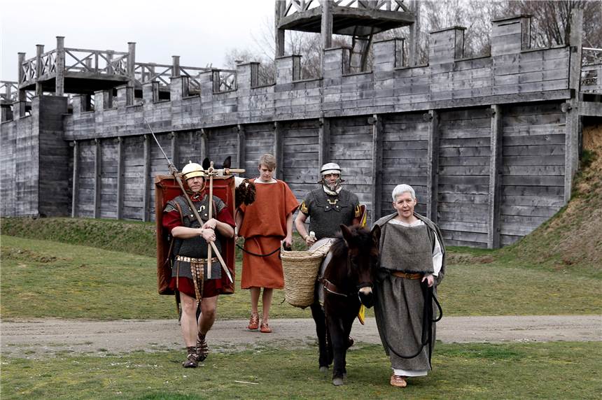 Die Legionäre Martin Gorski und Wolfgang Hoffmann mit den "Rekruten" Nico Calmund und Sigrid Köpke machen zusammen mit den Maultieren Emilia und Juno Werbung für den Saisonstart auf der Römerbaustelle Aliso.