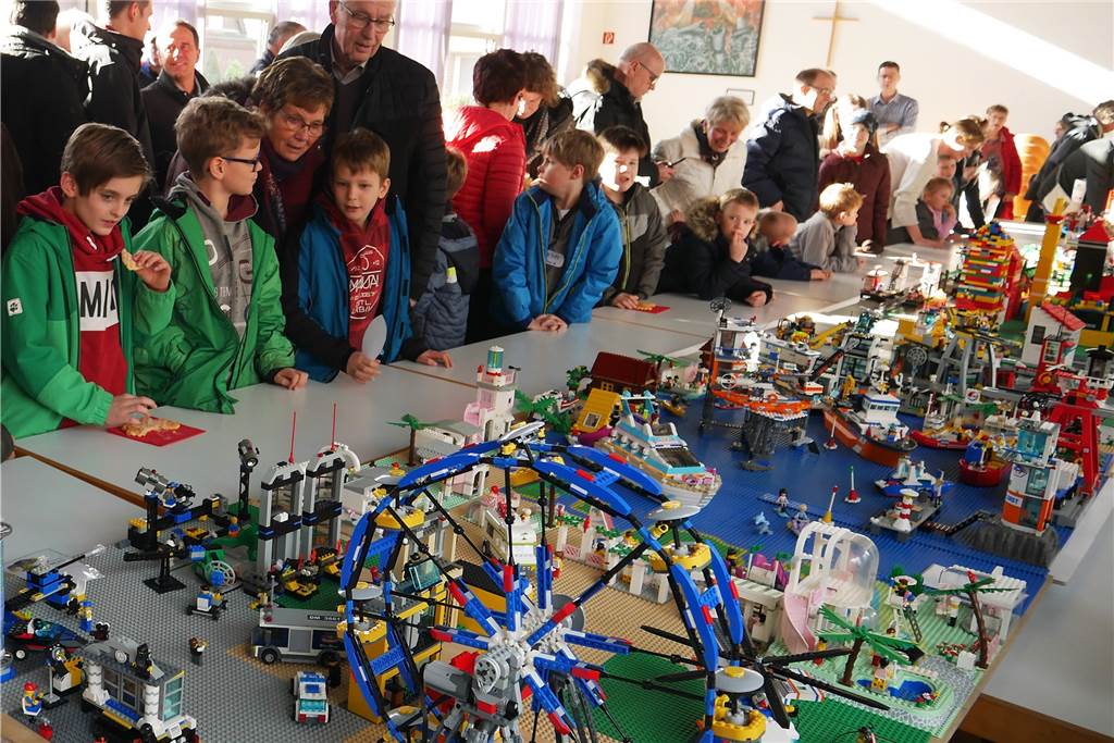Rhade: Ein Ort mit guten Einkaufsmöglichkeiten, aber ausbaufähigem Öffentlichen Nahverkehr Die Lego-Aktion und die anschließende Ausstellung lockten viele Kinder, Jugendliche und ihre Familien ins TOT.