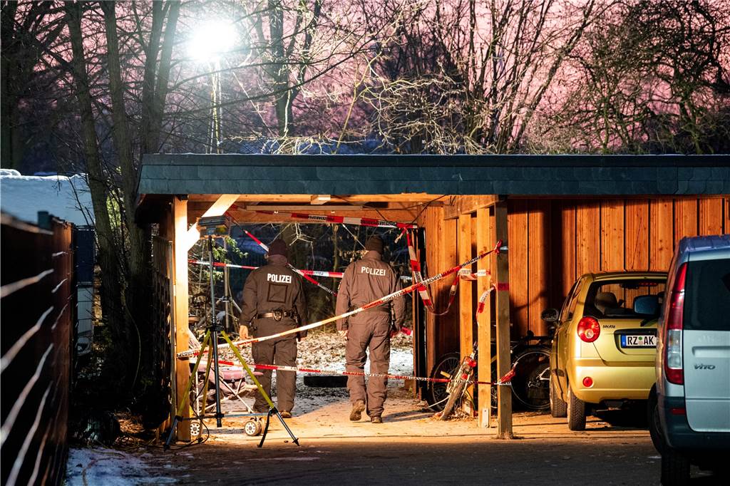 Nach Leichenfund: Zwei Männer aus Hamm in Untersuchungshaft Ermittler in einem abgesperrten Carport.