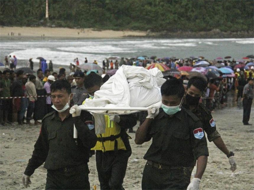 Flugabsturz in Myanmar: Kaum Hoffnung auf Überlebende Die Leichen wurden von Fischerbooten an die Küste von Myanmar gebracht. Foto: Esther Htusan
