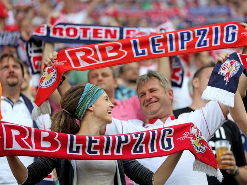 Kiez-Club St. Pauli fordert Leipziger Millionarios Die Leipziger Fans träumen vom Aufstieg. Foto: Jan Woitas