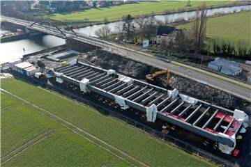 Die leiterförmige Konstruktion der neuen Brückenplatte an der Gahmener Straße ist schon gut zu erkennen. In den nächsten Wochen werden die Stahlteile zusammengeschweißt.